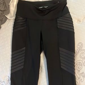 Never worn Old Navy Elevate Go-Dry Crop Legging